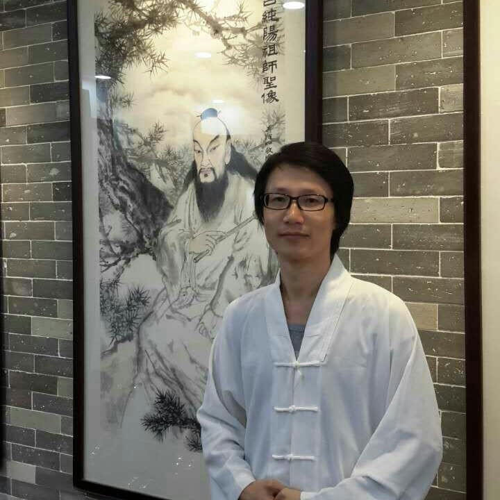 Dr Zhao Guohui, diplômé en médecine traditionnelle chinoise de l'université de Guangzhou, auteur du "Huangdi nei jing yuan jie".