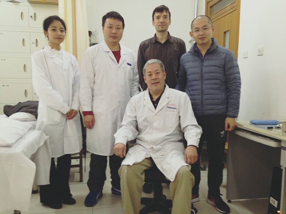     Merci au docteur Han Bing, directeur de l'hôpital de MTC de Dongzhimen à Pékin, grâce à qui nous avons eu la chance d'être introduit à ce formidable style d'acupuncture